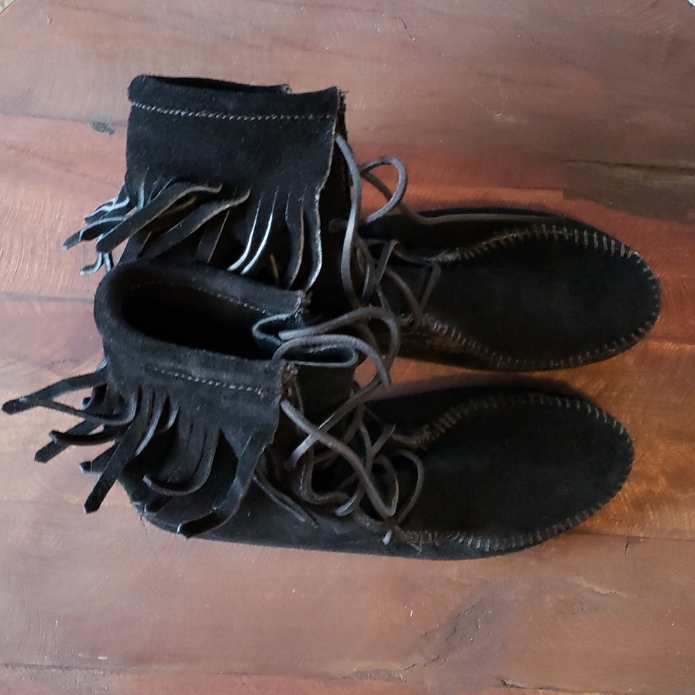 Black Minnetonka mocassi s